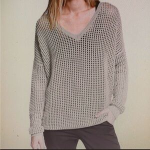 VINCE Grid Mesh Open Weave V Neck Sweater in Driftwood Sz XS Like New Minimalist